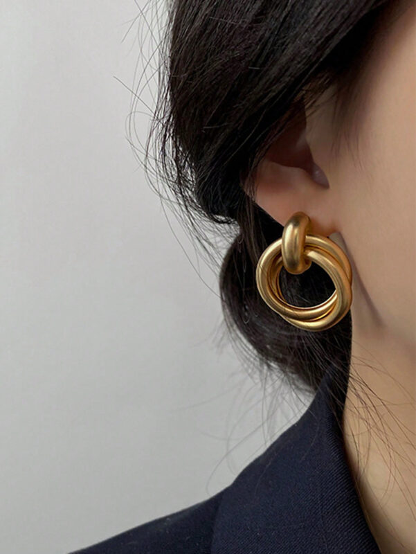 اقراط اذن دائريه